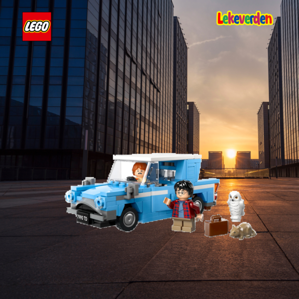Gjenskap Harry Potter™ og Ron Weasleys spennende reise til Galtvort™ i Flying Ford Anglia™ (76424)-bilen med dette fantasylekesettet for barn i alderen 7+. Den LEGO®-klossbygde eventyrlekebilen har åpne dører og et avtakbart tak, slik at det er enkelt å plassere Harry Potter- og Ron Weasley™-minifigurene og Hedwig™-uglefiguren inni. Det er også plass i bagasjerommet til kofferten, Harry og Rons tryllestaver og Rons kjæledyrrotte, Scabbers™. Denne byggeleken for barn av høy kvalitet er den beste hverdagsgodbiten eller bursdagsgaven for gutter og jenter for å rollespille en ikonisk scene fra Harry Potter and the Chamber of Secrets™ og lage sine egne magiske historier. Dette eventyrkjøretøylekesettet kan brukes med andre LEGO Harry Potter byggesett (selges separat) for å inspirere fantasien til unge trollmenn, hekser og Muggles™ og gi dem enda flere lekemuligheter. LEGO® Harry Potter™ fantasy-lekebil-lekesett – Gi barna en magisk introduksjon til trollmannsverdenen med denne byggbare modellen av Weasleys fortryllede Flying Ford Anglia™-bil Eventyrlekesett med 4 LEGO® Harry Potter™-figurer – Harry Potter og Ron Weasley™ minifigurer, Hedwig™ og Scabbers™ figurer, pluss en koffert og 2 tryllestavelementer Ford Anglia lekebil – Har åpningsdører, avtakbart tak, seter for de to minifigurene og plass bak for Hedwig™, pluss en bagasjerom som kan åpnes med plass inni for kofferten, tryllestavene og Scabbers™ Morsomt byggeleke for rollelek – Barn kan gjenskape den ikoniske Harry Potter and the Chamber of Secrets™-scenen der Harry og Ron flyr bilen til Galtvort™ Høykvalitets gaveide for Harry Potter™-fans – Dette byggesettet er en morsom hverdagsgodbit eller bursdagsgave til barn fra 7 år og oppover som oppdager magien i trollmannsverdenen Morsomme kombinasjoner – Denne LEGO® Harry Potter™ billeken kan blandes med modeller fra andre LEGO Harry Potter byggesett (selges separat) for ekstra lekemuligheter En del av et omfattende utvalg – LEGO® Harry Potter™ lekebyggesett lar unge trollmenn, hekser og Muggles™ rollespille ikoniske scener, lage sine egne eventyr eller bare vise modellene Kompakt, byggbart lekesett i 165 deler – Flying Ford Anglia™-modellen er over 5 cm høy, 12 cm lang og 6 cm bred_2
