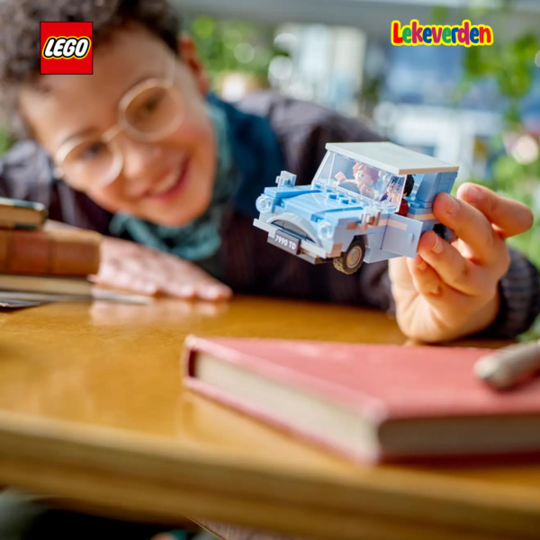 Gjenskap Harry Potter™ og Ron Weasleys spennende reise til Galtvort™ i Flying Ford Anglia™ (76424)-bilen med dette fantasylekesettet for barn i alderen 7+. Den LEGO®-klossbygde eventyrlekebilen har åpne dører og et avtakbart tak, slik at det er enkelt å plassere Harry Potter- og Ron Weasley™-minifigurene og Hedwig™-uglefiguren inni. Det er også plass i bagasjerommet til kofferten, Harry og Rons tryllestaver og Rons kjæledyrrotte, Scabbers™. Denne byggeleken for barn av høy kvalitet er den beste hverdagsgodbiten eller bursdagsgaven for gutter og jenter for å rollespille en ikonisk scene fra Harry Potter and the Chamber of Secrets™ og lage sine egne magiske historier. Dette eventyrkjøretøylekesettet kan brukes med andre LEGO Harry Potter byggesett (selges separat) for å inspirere fantasien til unge trollmenn, hekser og Muggles™ og gi dem enda flere lekemuligheter. LEGO® Harry Potter™ fantasy-lekebil-lekesett – Gi barna en magisk introduksjon til trollmannsverdenen med denne byggbare modellen av Weasleys fortryllede Flying Ford Anglia™-bil Eventyrlekesett med 4 LEGO® Harry Potter™-figurer – Harry Potter og Ron Weasley™ minifigurer, Hedwig™ og Scabbers™ figurer, pluss en koffert og 2 tryllestavelementer Ford Anglia lekebil – Har åpningsdører, avtakbart tak, seter for de to minifigurene og plass bak for Hedwig™, pluss en bagasjerom som kan åpnes med plass inni for kofferten, tryllestavene og Scabbers™ Morsomt byggeleke for rollelek – Barn kan gjenskape den ikoniske Harry Potter and the Chamber of Secrets™-scenen der Harry og Ron flyr bilen til Galtvort™ Høykvalitets gaveide for Harry Potter™-fans – Dette byggesettet er en morsom hverdagsgodbit eller bursdagsgave til barn fra 7 år og oppover som oppdager magien i trollmannsverdenen Morsomme kombinasjoner – Denne LEGO® Harry Potter™ billeken kan blandes med modeller fra andre LEGO Harry Potter byggesett (selges separat) for ekstra lekemuligheter En del av et omfattende utvalg – LEGO® Harry Potter™ lekebyggesett lar unge trollmenn, hekser og Muggles™ rollespille ikoniske scener, lage sine egne eventyr eller bare vise modellene Kompakt, byggbart lekesett i 165 deler – Flying Ford Anglia™-modellen er over 5 cm høy, 12 cm lang og 6 cm bred_6