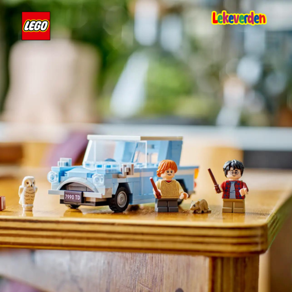 Gjenskap Harry Potter™ og Ron Weasleys spennende reise til Galtvort™ i Flying Ford Anglia™ (76424)-bilen med dette fantasylekesettet for barn i alderen 7+. Den LEGO®-klossbygde eventyrlekebilen har åpne dører og et avtakbart tak, slik at det er enkelt å plassere Harry Potter- og Ron Weasley™-minifigurene og Hedwig™-uglefiguren inni. Det er også plass i bagasjerommet til kofferten, Harry og Rons tryllestaver og Rons kjæledyrrotte, Scabbers™. Denne byggeleken for barn av høy kvalitet er den beste hverdagsgodbiten eller bursdagsgaven for gutter og jenter for å rollespille en ikonisk scene fra Harry Potter and the Chamber of Secrets™ og lage sine egne magiske historier. Dette eventyrkjøretøylekesettet kan brukes med andre LEGO Harry Potter byggesett (selges separat) for å inspirere fantasien til unge trollmenn, hekser og Muggles™ og gi dem enda flere lekemuligheter. LEGO® Harry Potter™ fantasy-lekebil-lekesett – Gi barna en magisk introduksjon til trollmannsverdenen med denne byggbare modellen av Weasleys fortryllede Flying Ford Anglia™-bil Eventyrlekesett med 4 LEGO® Harry Potter™-figurer – Harry Potter og Ron Weasley™ minifigurer, Hedwig™ og Scabbers™ figurer, pluss en koffert og 2 tryllestavelementer Ford Anglia lekebil – Har åpningsdører, avtakbart tak, seter for de to minifigurene og plass bak for Hedwig™, pluss en bagasjerom som kan åpnes med plass inni for kofferten, tryllestavene og Scabbers™ Morsomt byggeleke for rollelek – Barn kan gjenskape den ikoniske Harry Potter and the Chamber of Secrets™-scenen der Harry og Ron flyr bilen til Galtvort™ Høykvalitets gaveide for Harry Potter™-fans – Dette byggesettet er en morsom hverdagsgodbit eller bursdagsgave til barn fra 7 år og oppover som oppdager magien i trollmannsverdenen Morsomme kombinasjoner – Denne LEGO® Harry Potter™ billeken kan blandes med modeller fra andre LEGO Harry Potter byggesett (selges separat) for ekstra lekemuligheter En del av et omfattende utvalg – LEGO® Harry Potter™ lekebyggesett lar unge trollmenn, hekser og Muggles™ rollespille ikoniske scener, lage sine egne eventyr eller bare vise modellene Kompakt, byggbart lekesett i 165 deler – Flying Ford Anglia™-modellen er over 5 cm høy, 12 cm lang og 6 cm bred_7