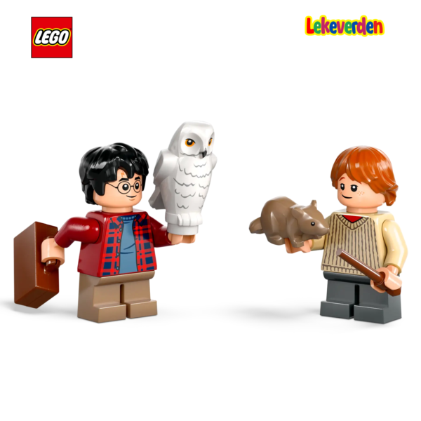 Gjenskap Harry Potter™ og Ron Weasleys spennende reise til Galtvort™ i Flying Ford Anglia™ (76424)-bilen med dette fantasylekesettet for barn i alderen 7+. Den LEGO®-klossbygde eventyrlekebilen har åpne dører og et avtakbart tak, slik at det er enkelt å plassere Harry Potter- og Ron Weasley™-minifigurene og Hedwig™-uglefiguren inni. Det er også plass i bagasjerommet til kofferten, Harry og Rons tryllestaver og Rons kjæledyrrotte, Scabbers™. Denne byggeleken for barn av høy kvalitet er den beste hverdagsgodbiten eller bursdagsgaven for gutter og jenter for å rollespille en ikonisk scene fra Harry Potter and the Chamber of Secrets™ og lage sine egne magiske historier. Dette eventyrkjøretøylekesettet kan brukes med andre LEGO Harry Potter byggesett (selges separat) for å inspirere fantasien til unge trollmenn, hekser og Muggles™ og gi dem enda flere lekemuligheter. LEGO® Harry Potter™ fantasy-lekebil-lekesett – Gi barna en magisk introduksjon til trollmannsverdenen med denne byggbare modellen av Weasleys fortryllede Flying Ford Anglia™-bil Eventyrlekesett med 4 LEGO® Harry Potter™-figurer – Harry Potter og Ron Weasley™ minifigurer, Hedwig™ og Scabbers™ figurer, pluss en koffert og 2 tryllestavelementer Ford Anglia lekebil – Har åpningsdører, avtakbart tak, seter for de to minifigurene og plass bak for Hedwig™, pluss en bagasjerom som kan åpnes med plass inni for kofferten, tryllestavene og Scabbers™ Morsomt byggeleke for rollelek – Barn kan gjenskape den ikoniske Harry Potter and the Chamber of Secrets™-scenen der Harry og Ron flyr bilen til Galtvort™ Høykvalitets gaveide for Harry Potter™-fans – Dette byggesettet er en morsom hverdagsgodbit eller bursdagsgave til barn fra 7 år og oppover som oppdager magien i trollmannsverdenen Morsomme kombinasjoner – Denne LEGO® Harry Potter™ billeken kan blandes med modeller fra andre LEGO Harry Potter byggesett (selges separat) for ekstra lekemuligheter En del av et omfattende utvalg – LEGO® Harry Potter™ lekebyggesett lar unge trollmenn, hekser og Muggles™ rollespille ikoniske scener, lage sine egne eventyr eller bare vise modellene Kompakt, byggbart lekesett i 165 deler – Flying Ford Anglia™-modellen er over 5 cm høy, 12 cm lang og 6 cm bred_8